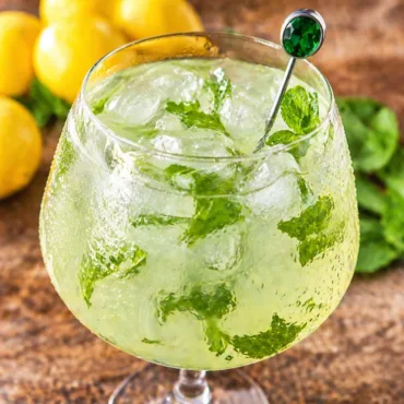 Refreshing Mint Lemonade Recipe with fresh mint and lemon