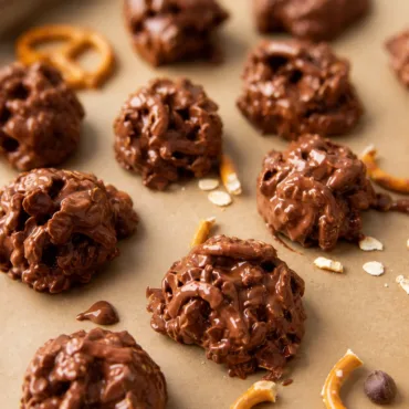 No-Bake Peanut Butter Pretzel Clusters with chocolate and crunchy pretzels